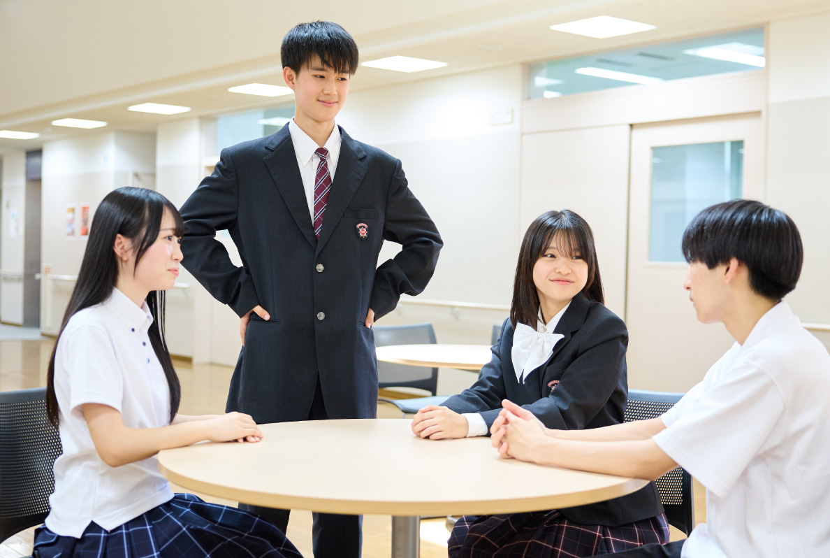 制服を着た学生の様子