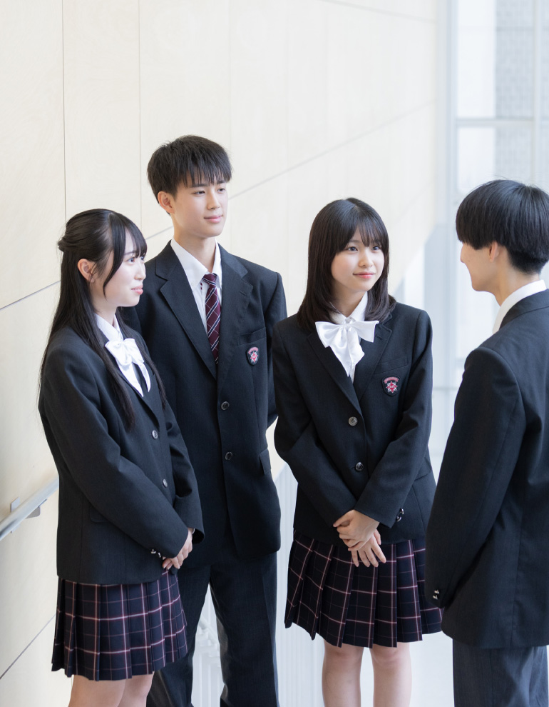 制服を着た学生の様子